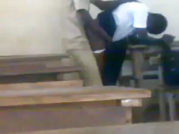 Vijana wa Kiafrika darasani wanafanya ngono na punda mweusi, wanafunzi wanatombana na mtindo wa mbwa.