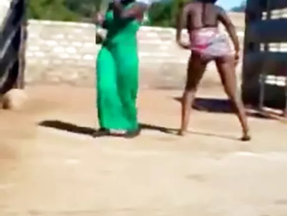 Wasichana wa Kiafrika wanacheza, wakicheza punda zao warembo weusi.