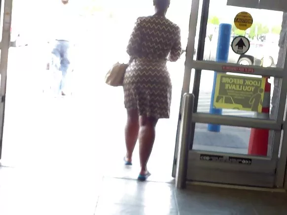 Kiuno kidogo na punda wakubwa weusi kwenye xxx iliyorekodiwa huko atlanta, Georgia.