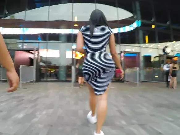 Punda mkubwa wa voyeur katika mavazi nyeusi ya kubana.