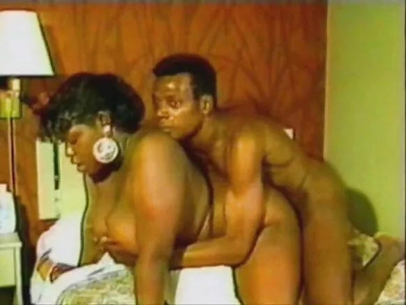 Mwanamume aliye na dada mkubwa anamchezea video ya xxx, punda mweusi anamsaidia kula.