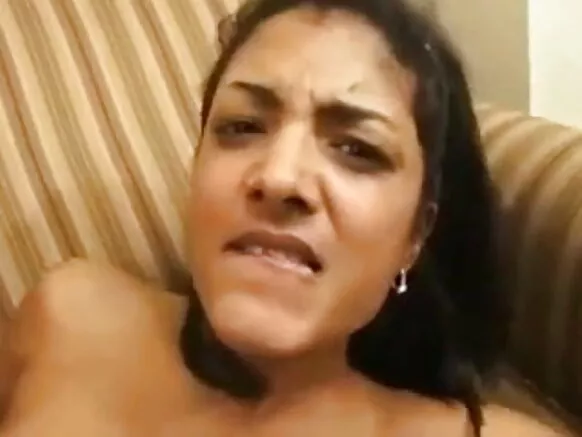 Msichana wa Kihindi atomba tits weusi fundi ngono.