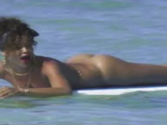 Rihanna aliondoa matiti makubwa hd.