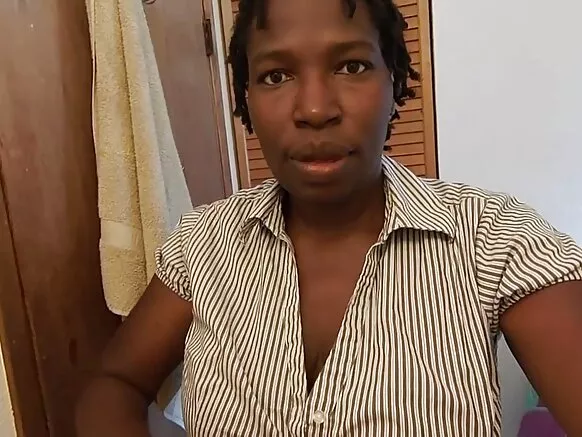 Ebony mwenye matiti makubwa anapata maziwa kutoka kwa video yake ya ngono za Kiafrika katika HD.