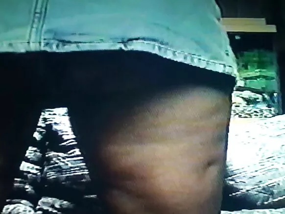 Mary aliyekomaa uchi akiwa amevaa hd nyeusi au mwenye labia kubwa.