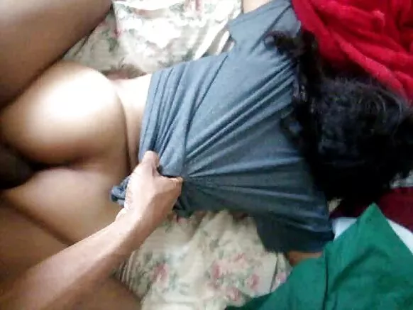 Video ndogo nyeusi za mkundu zilizo karibu.
