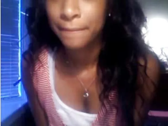 Msichana mrembo mweusi wa ebony anatoa blowjob mara mbili kwenye kamera ya wavuti wakati anacheza nami.