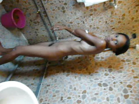Pussy mweusi mwembamba aliyenyolewa hutazama video za ngono za vijana wa Kiafrika hapo awali.